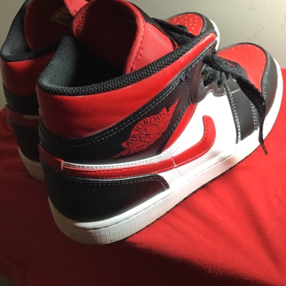 😎Classic Air Jordan 1Mid Black Fire, size 9.5, good cond, see photos for wear, - Picture 3 of 9